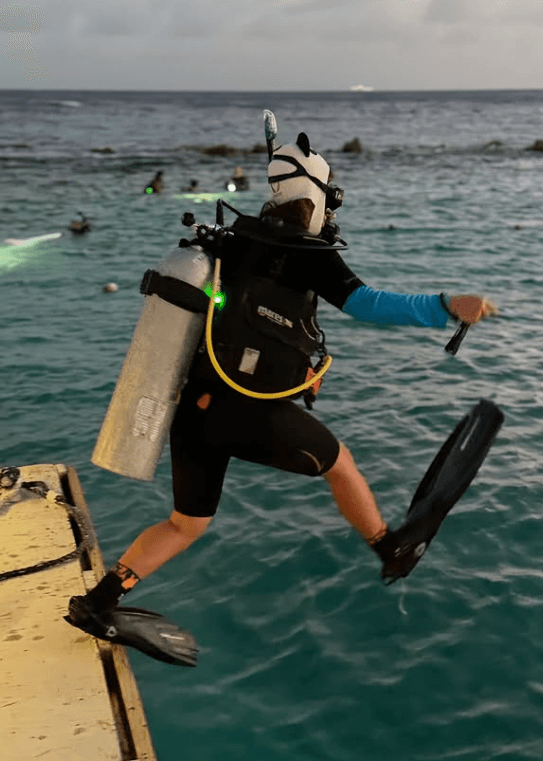 Melissa entrando al mar con equipo de buceo