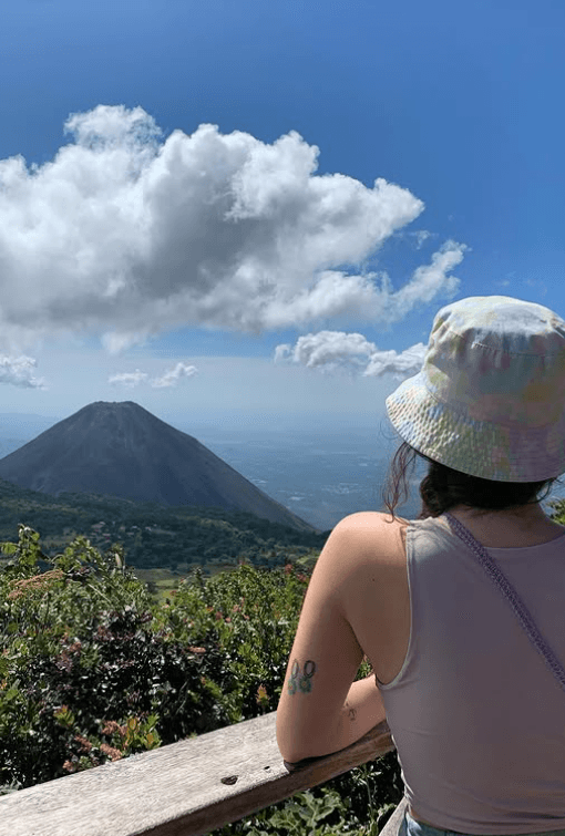 Melissa frente a un volcán en Costa Rica